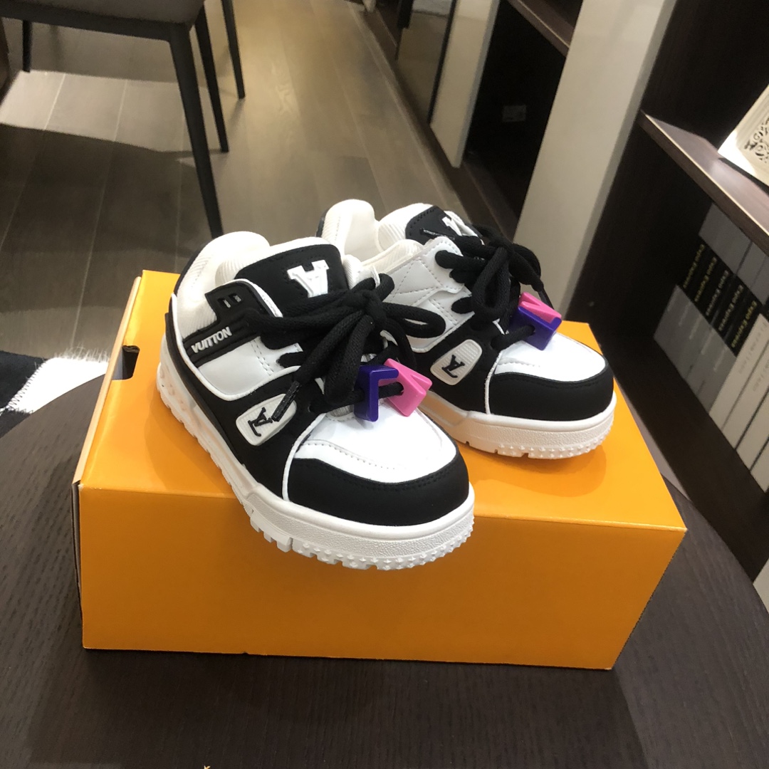 Children's shoes child